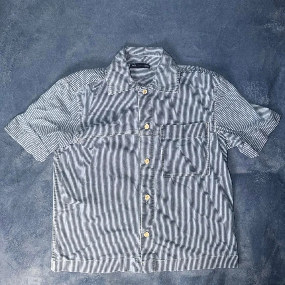 Zara white and blue striped button-up shirt